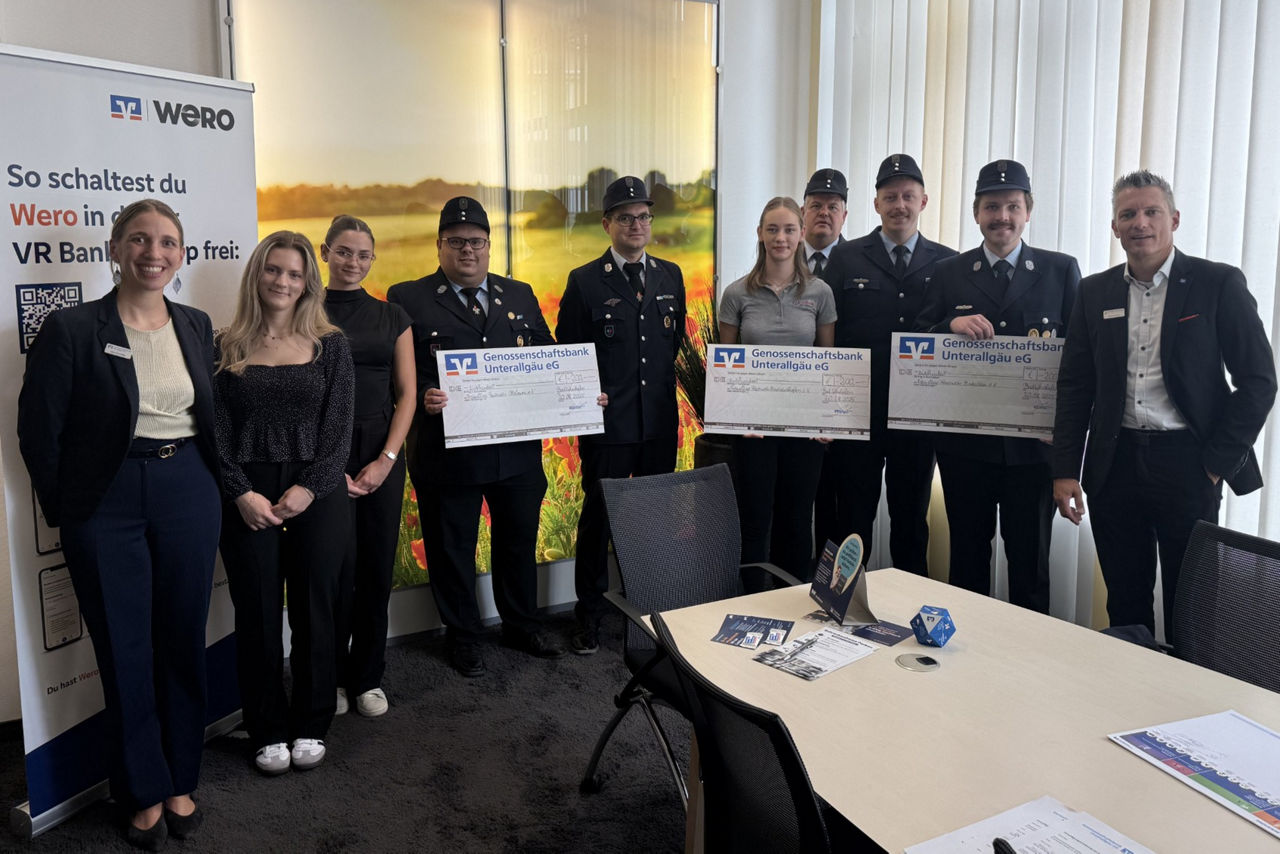 Scheckübergabe mit Vertretern der Genossenschaftsbank Unterallgäu eG und Jugendfeuerwehren der Region Mindelheim