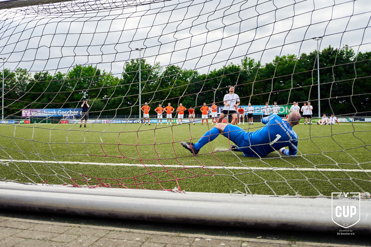 Hintertorperspektive eines verwandelten Elfmeters