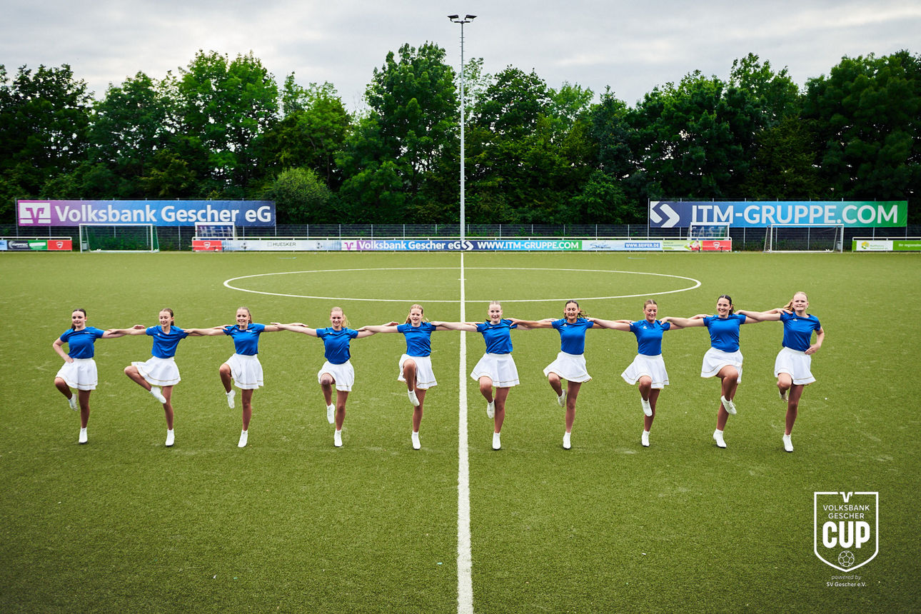 Tanzgruppe auf dem Spielfeld