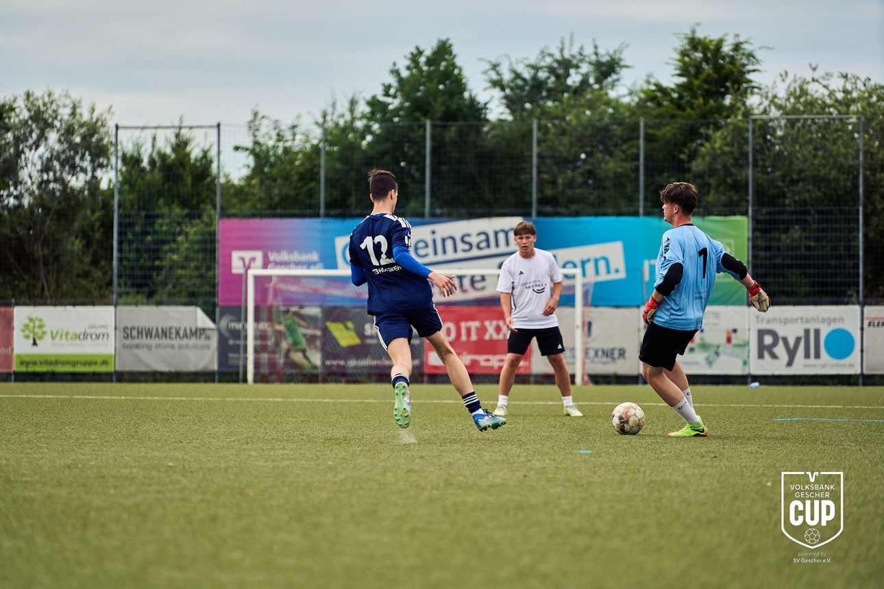 Mehrere Fußballer kämpfen um den Ball