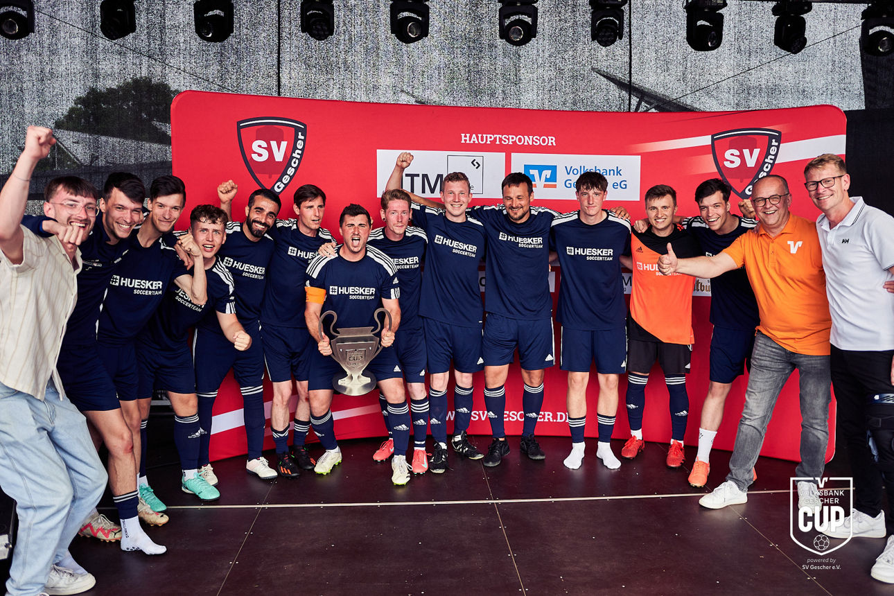 Jubelnde Fußballer vor der Pokalübergabe