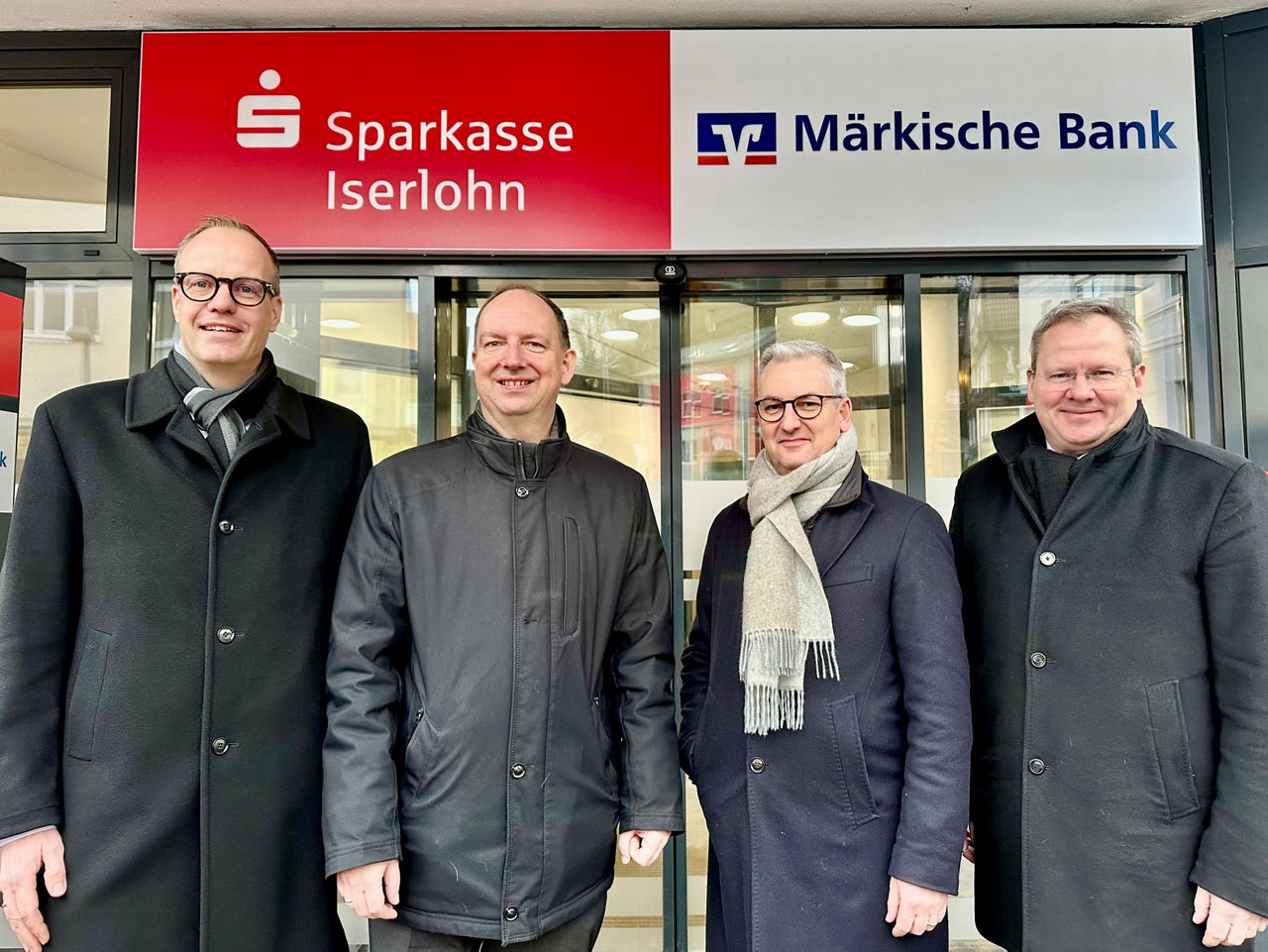v.l.n.r.: Vorstand Sparkasse Iserlohn (Axel Sippel u. Jochen Hälker) und Vorstand Märkische Bank (Artur Merz u. Achim Hahn)
