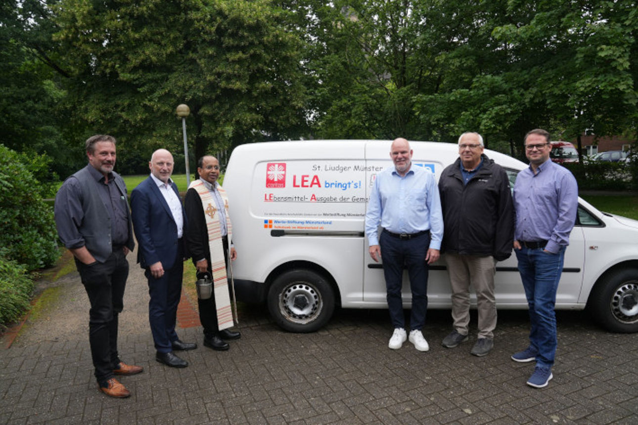 Mitglieder der Werte Stiftung sowie Mitglieder der Gemeinde vor dem neuen weißen VW Caddy