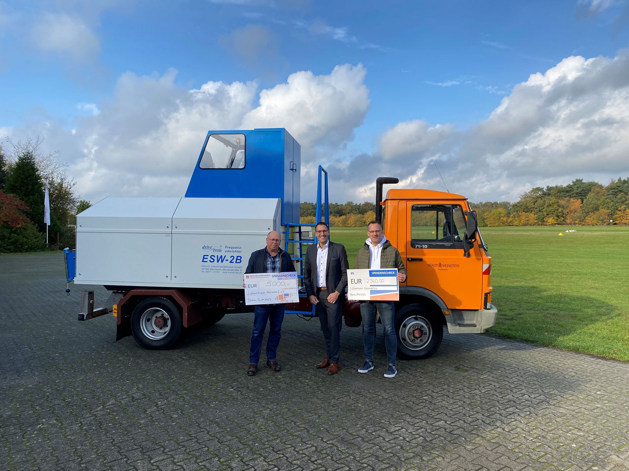 Mitglied der Werte Stiftung sowie Mitglieder des Luftsportvereins vor Fly-for-Children Gerät