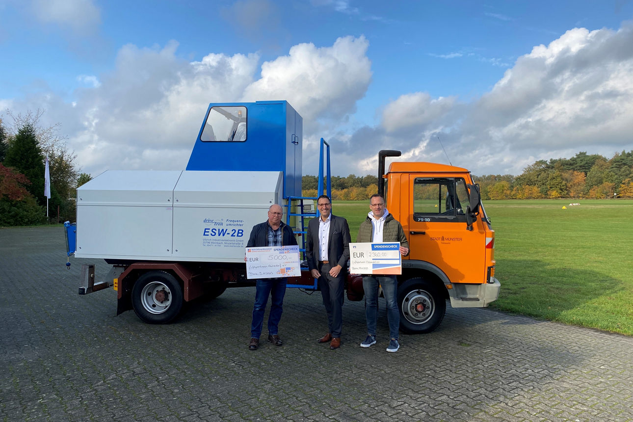 Mitglied der Werte Stiftung sowie Mitglieder des Luftsportvereins vor Fly-for-Children Gerät