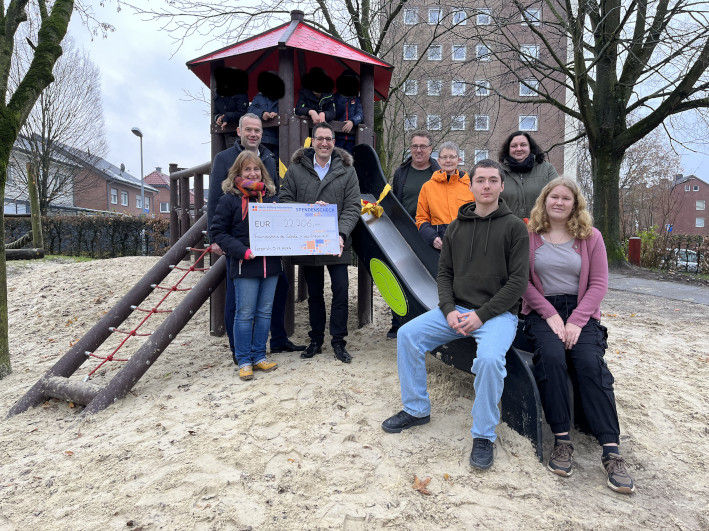Mitglieder der Werte Stiftung sowie Mitglieder der Schule in der Widum vor dem neuen Klettergerüst im Winter