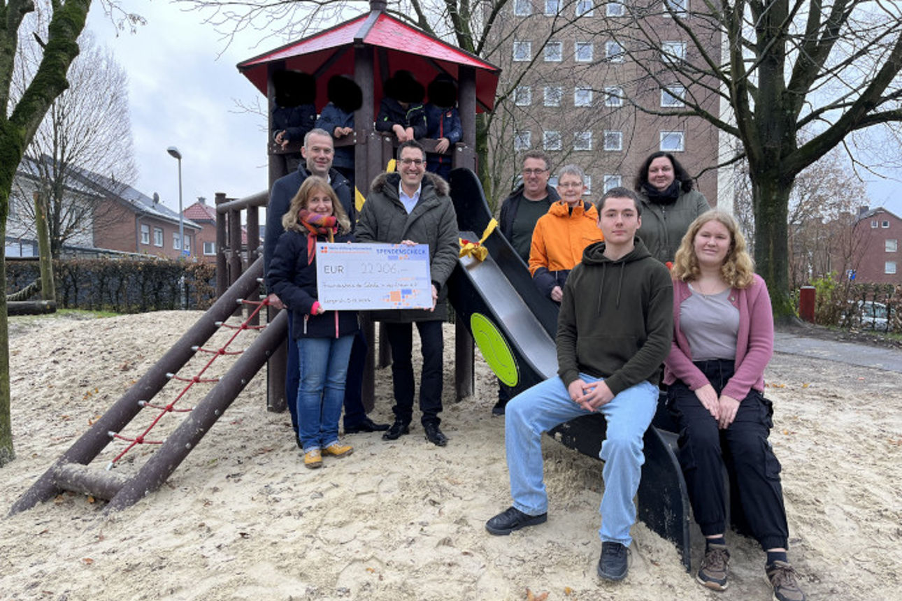 Mitglieder der Werte Stiftung sowie Mitglieder der Schule in der Widum vor dem neuen Klettergerüst im Winter