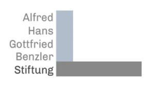 Logo der Alfred Hans Gottfried Benzler Stiftung in grauer Schrift neben zwei grauen Rechtecken.