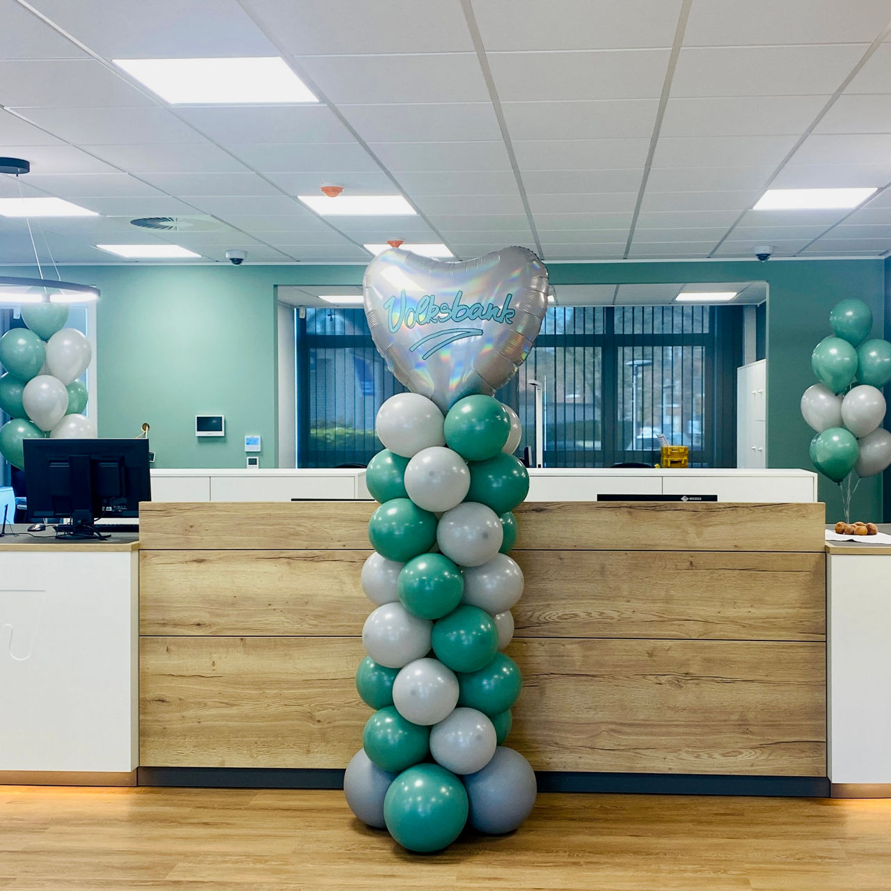 Eine Ballonwand steht dekorativ zur Feier der Fertigstellung des neuen Servicebereichs in der Filiale Büderich