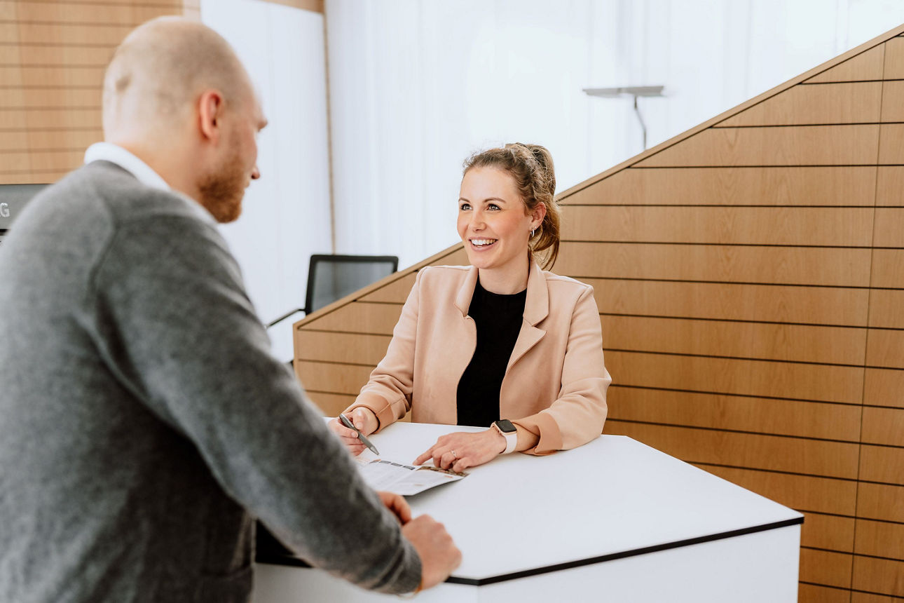 Beraterin mit Kunden am Servicepoint.