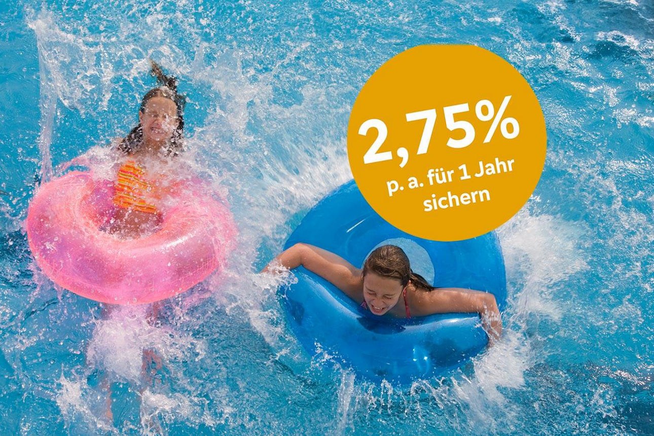 Zwei Mädchen genießen das frische Wasser im Swimmingpool in einem Schwimmring