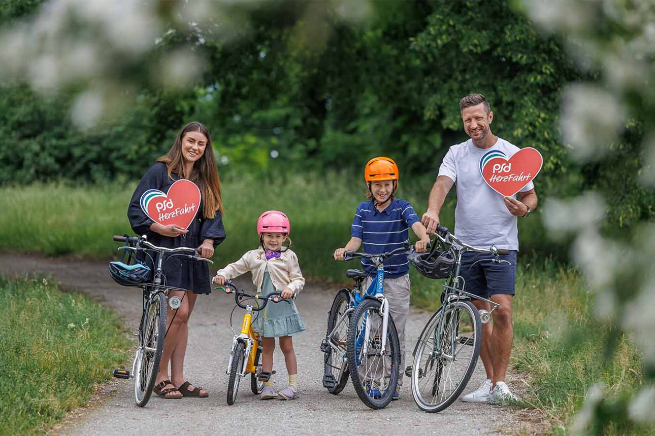 Junge Familie radelt für gesunde Kinderherzen