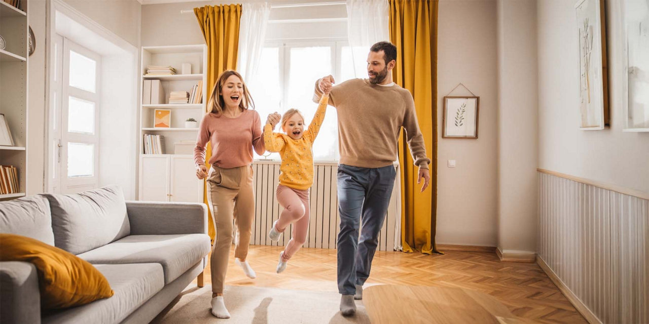 Vater, Mutter und Tochter genießt Ihr Leben in der eigenen Wohnung