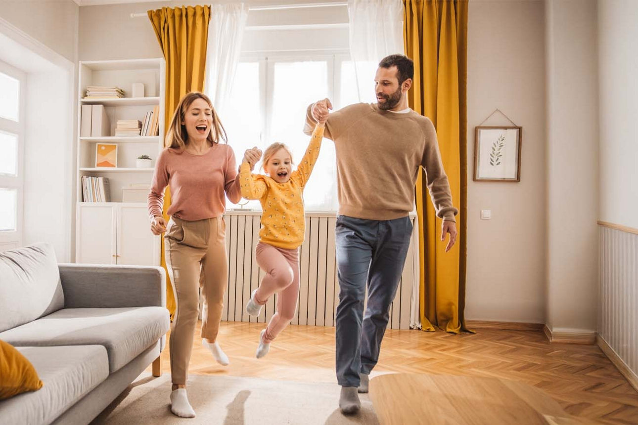 Junges Paar spielt glücklich mit ihrer Tochter
