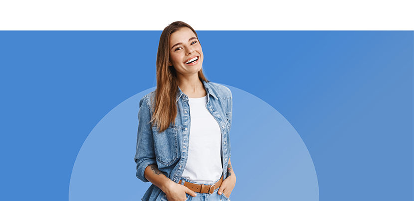 Junge Frau mit Jeansjacke und weißem Shirt lächelt