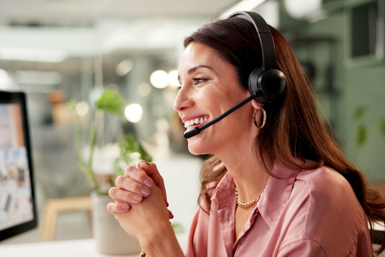 Frau mit Headset lächelt