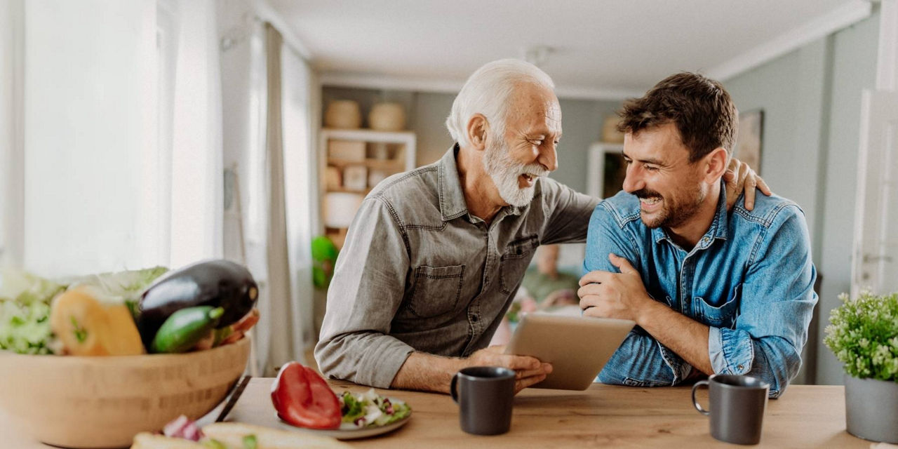 Vater und Sohn unterhalten sich lachend