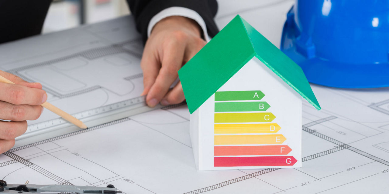 Bauzeichnung mit kleinem Modellhaus inklusive der Energieeffizienzklassen