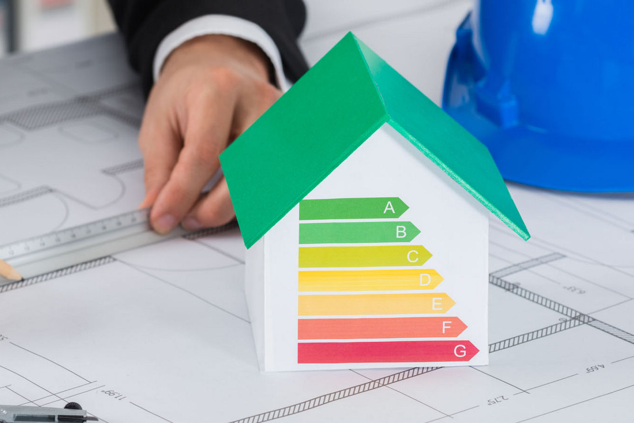 Bauzeichnung mit kleinem Modellhaus inklusive der Energieeffizienzklassen