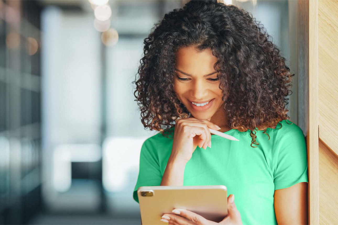 Junge Frau unterschreibt einen Vertrag digital am Laptop