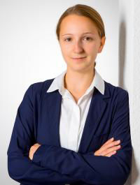 Ein Bild einer Stpendiatin. Sie ist blond und trägt eine weiße Bluse mit blauem Blazer