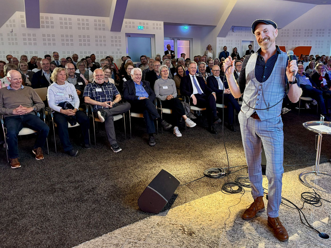 Comedian Martin Schopps steht vor dem begeisterten Publikum.