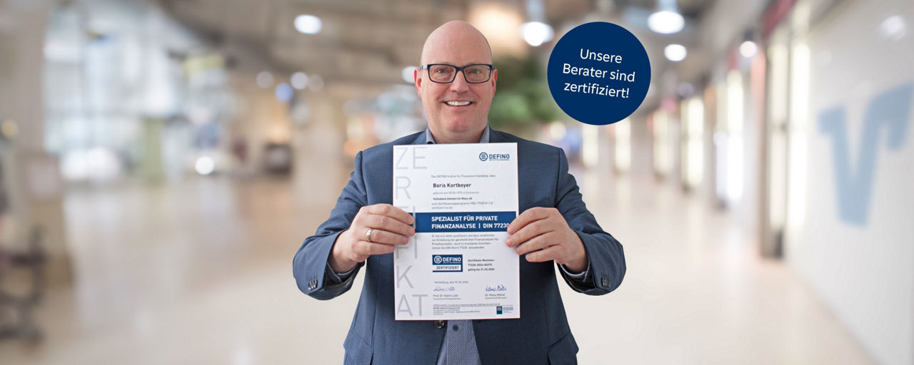 Berater zeigt sein DIN-Beratungs-Zertifikat