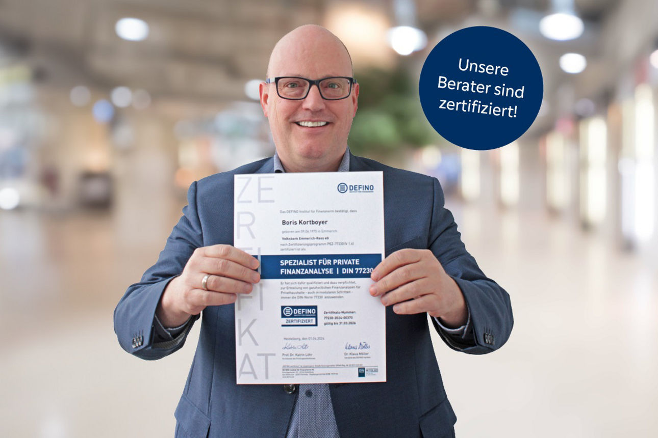 Berater zeigt sein DIN-Beratungs-Zertifikat