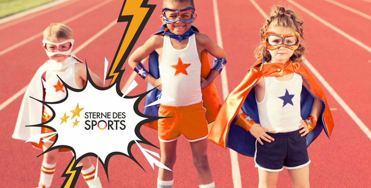 Drei Kinder in Superheldenkostümen mit einem Blitz und der Aufschrift "Sterne des Sports"