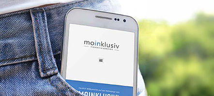 Smartphone mit geöffnete moinklusiv-App ragt aus der Hosentasche heraus