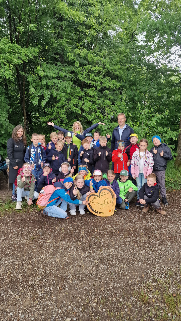 Grundschulklasse mit Markebereichsleiter, Klassenlehrerin und Kursleiterin