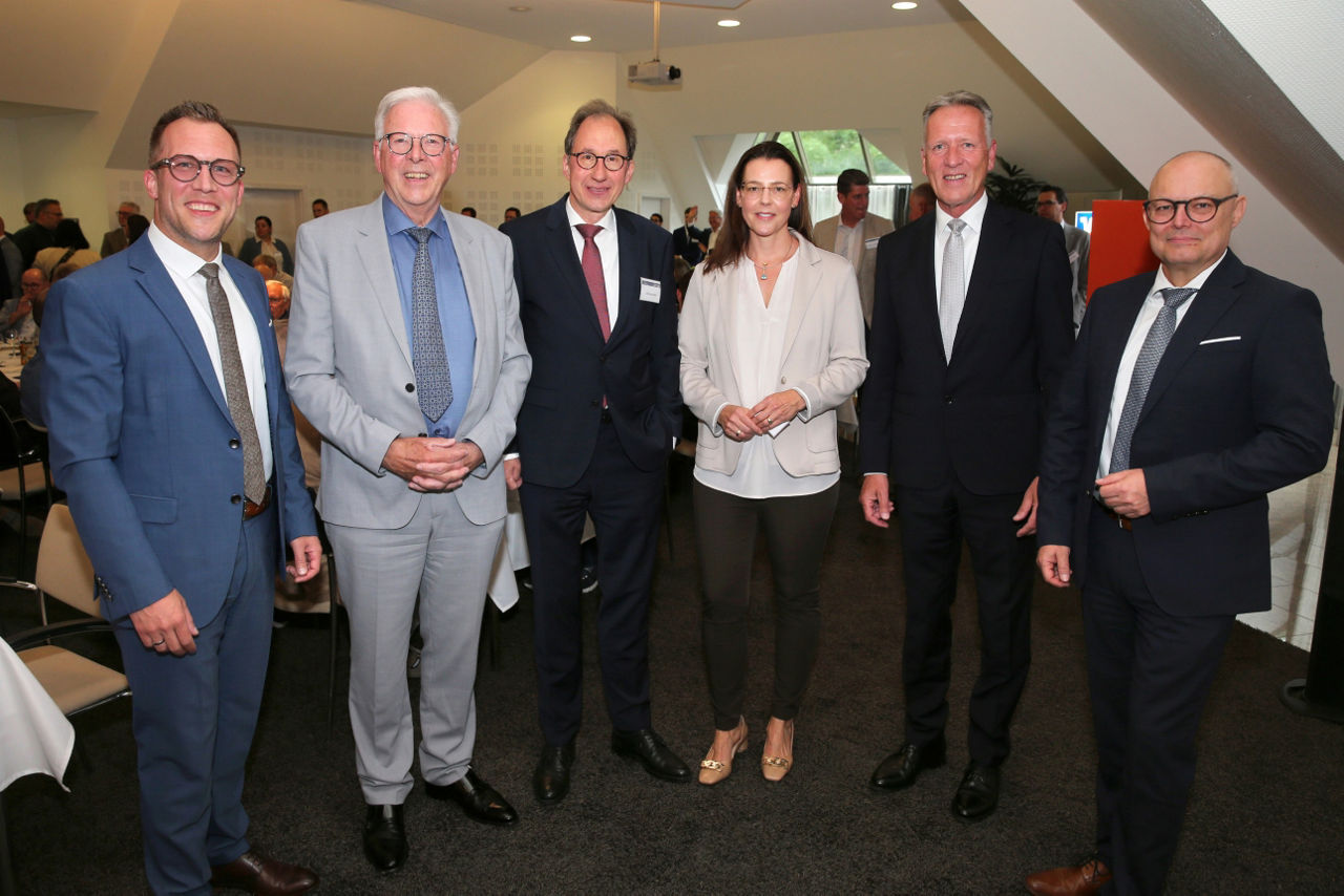 Gruppenfoto von Christian Otto, Katja Lewalter-Düssel und Vertretern der Volksbank Oberberg.