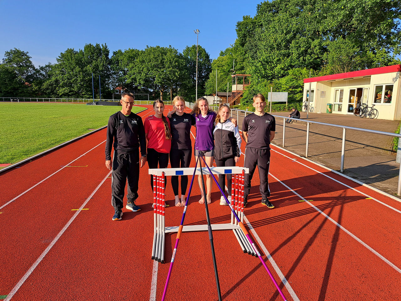 Eine Gruppe von Menschen auf einem Sportplatz.