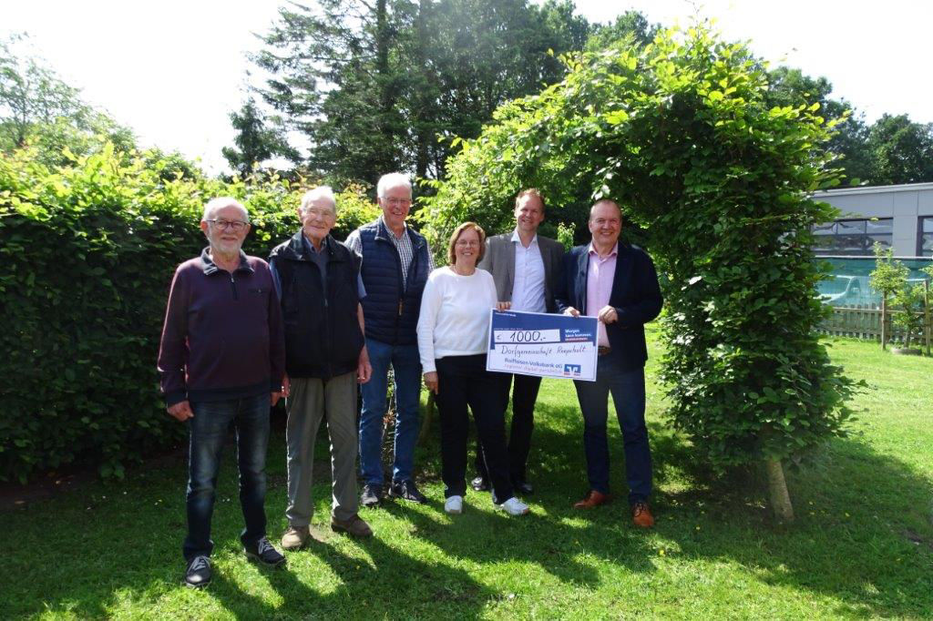 Sechs Personen bei einer Spendenübergabe in Reepsholt