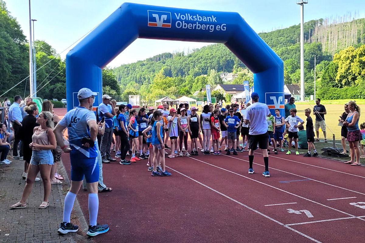 Viele Kinder vor dem Start eines Laufs beim  Volksbank Oberberg Kids „run and fun“-Tag.