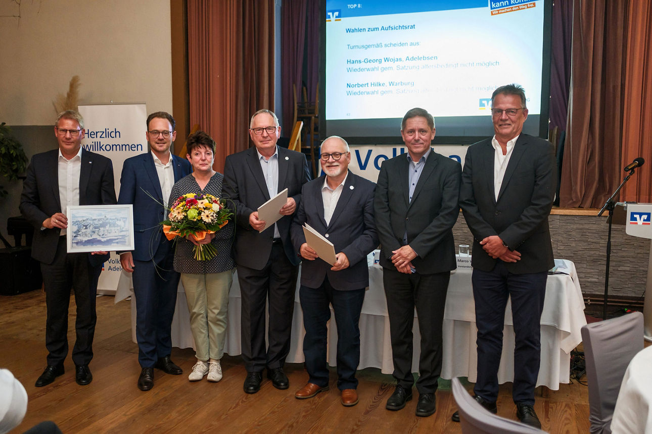 Gruppe von Menschen vor einer Leinwand
