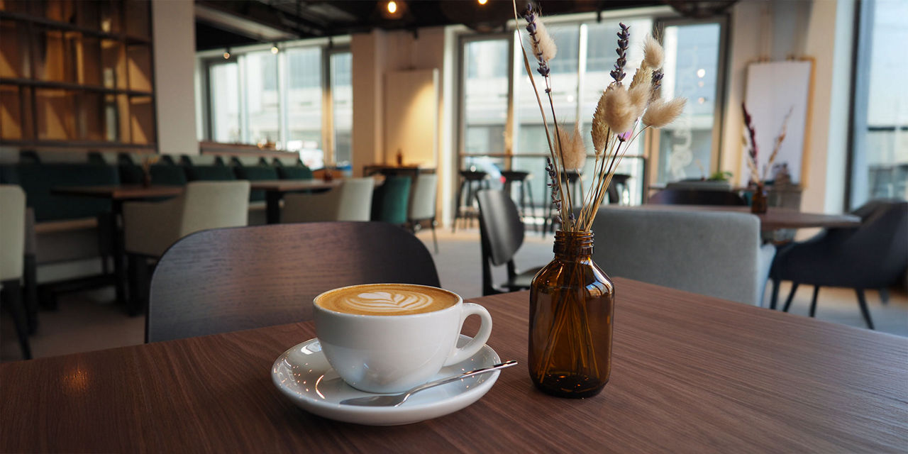 Eine Kaffeetasse steht in unserem Café9 in Kiel auf dem Tisch