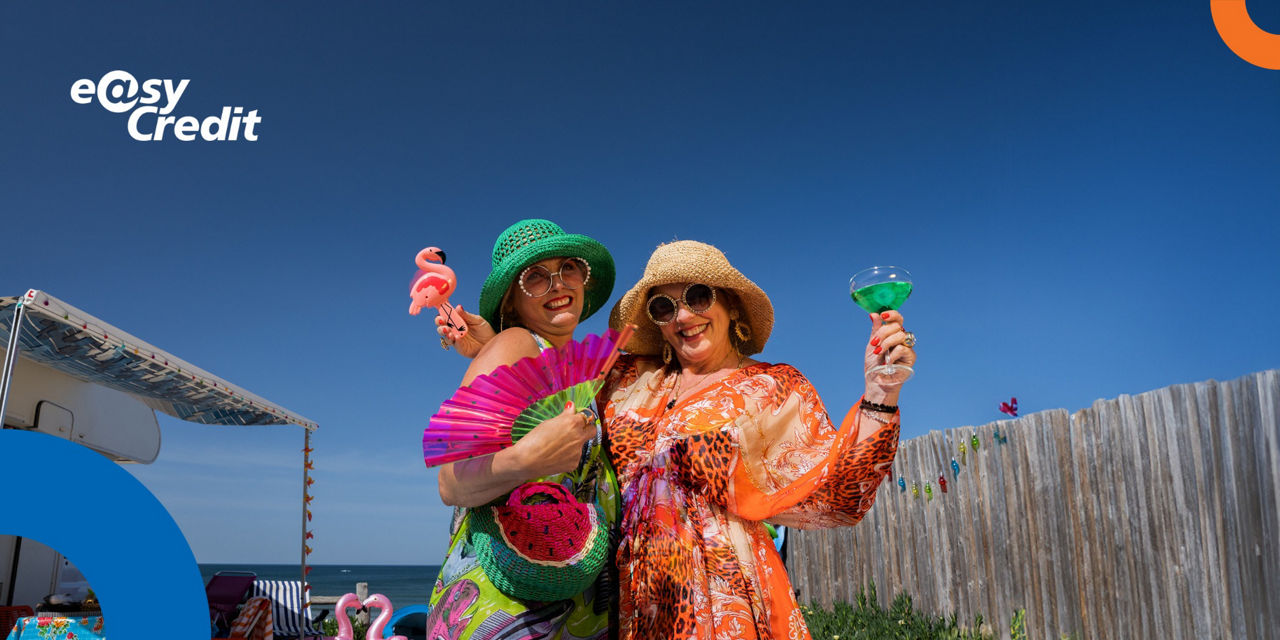 Hanna und Helga genießen ihren Urlaub im Sommeroutfit