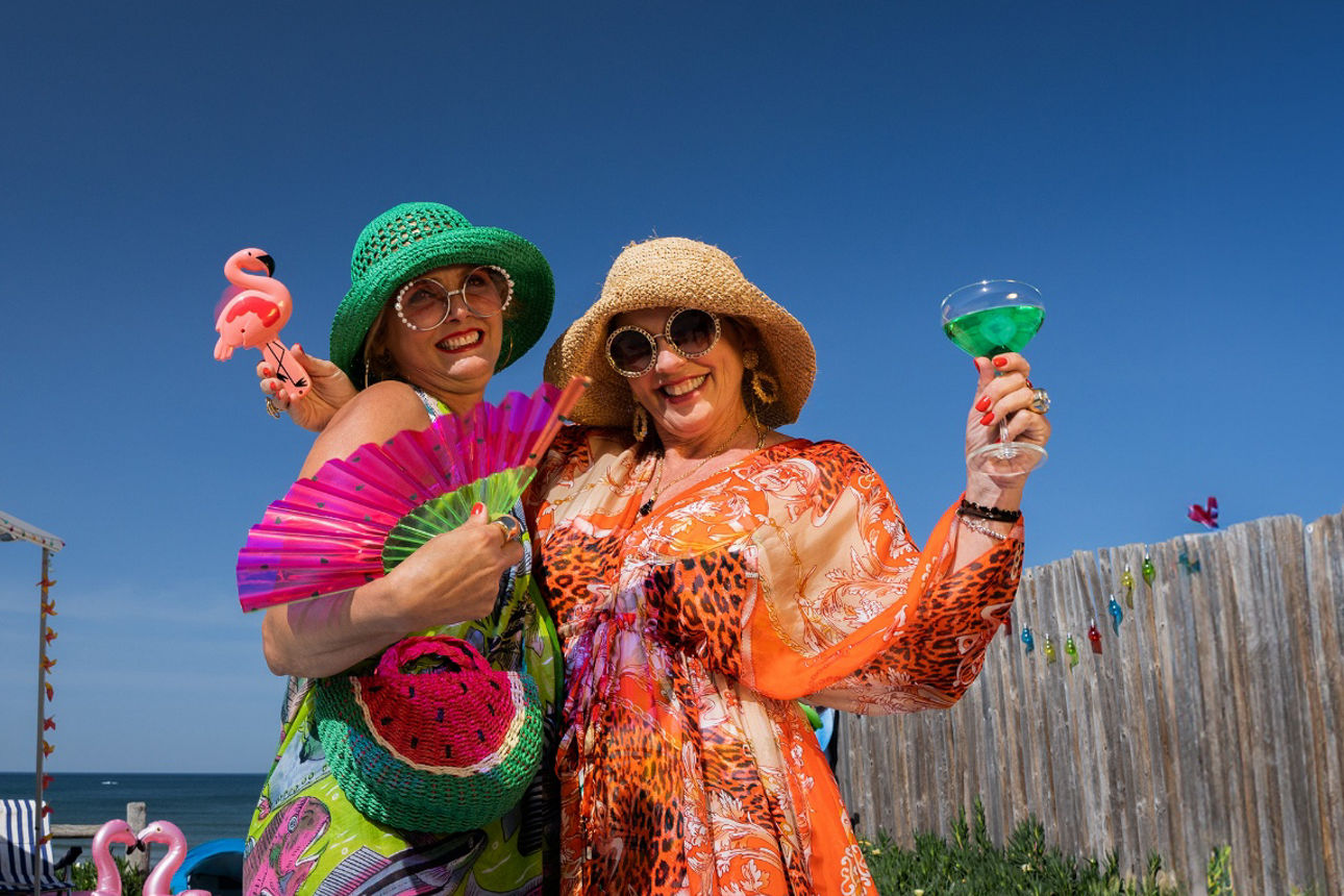 Hanna und Helga genießen ihren Urlaub im Sommeroutfit