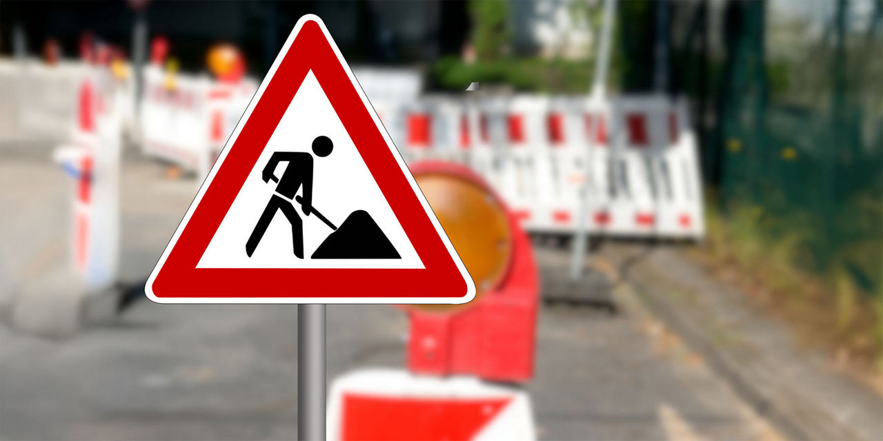 Straßensanierungsarbeiten inklusive Warnschilder und Barrikaden