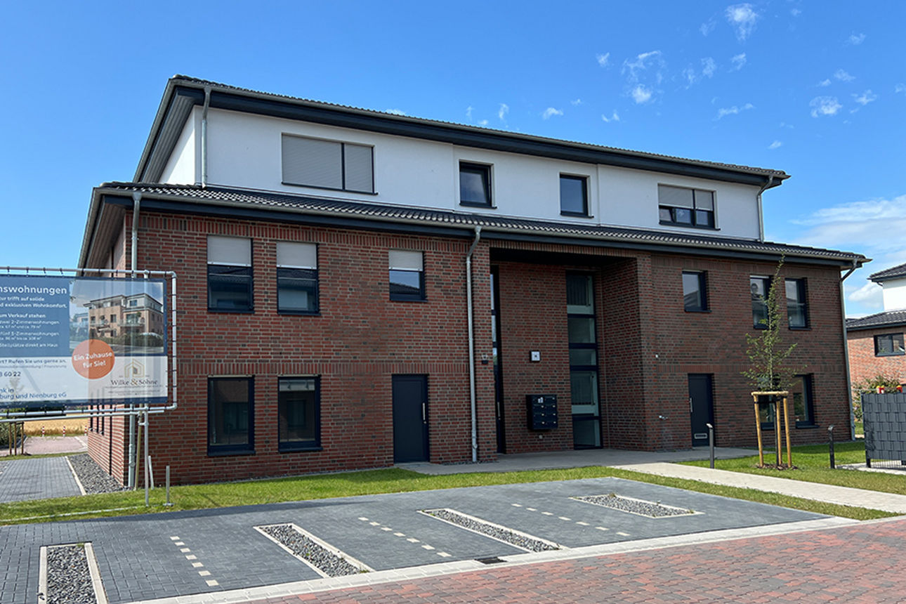 Außenansicht des Hauses mit Stellplätzen