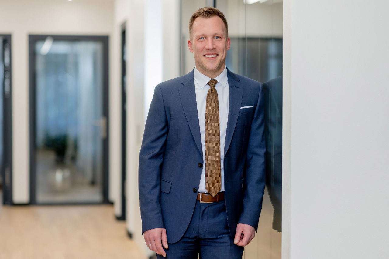 Der stellvertretende Vorstandsvorsitzende der Volksbank Oberberg, Andreas Neumann, lächelt freundlich.