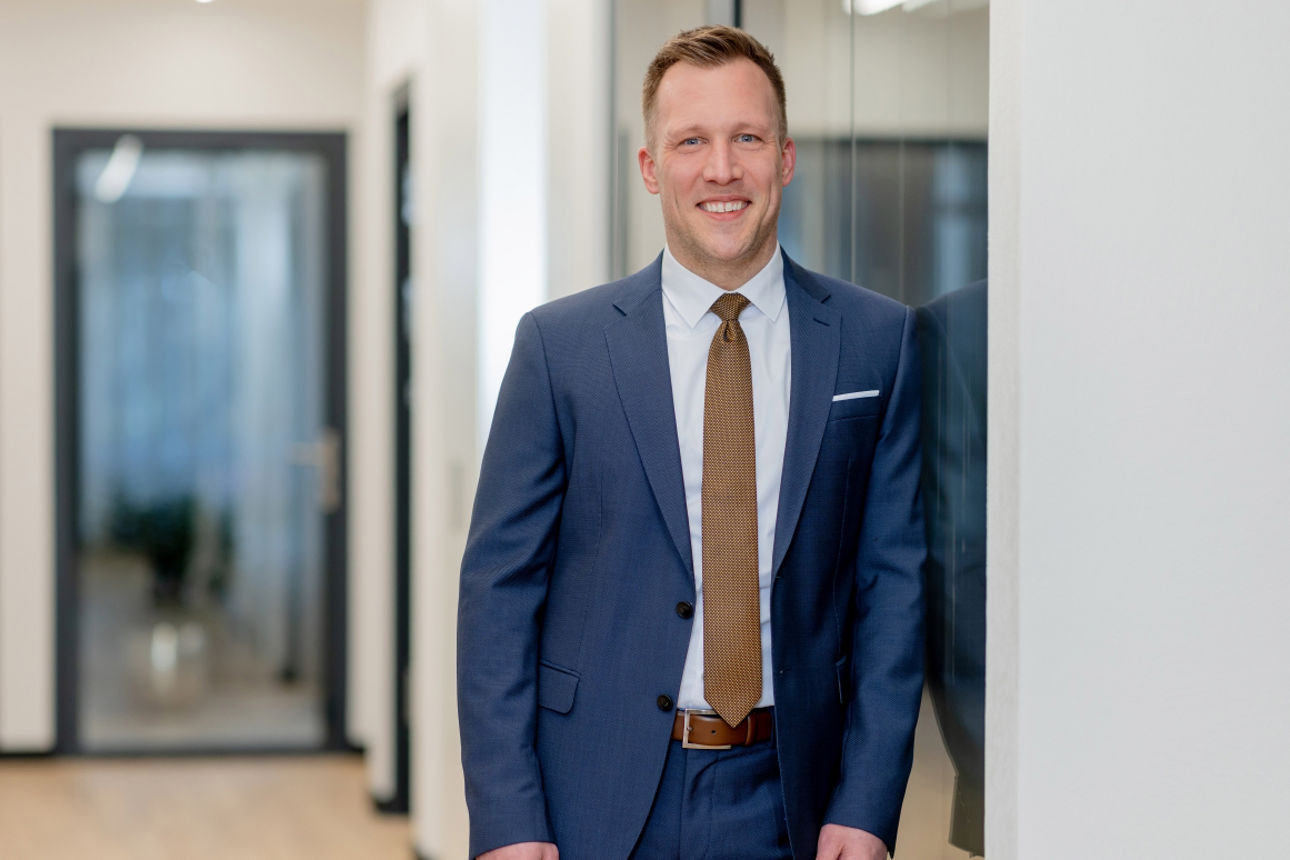 Der stellvertretende Vorstandsvorsitzende der Volksbank Oberberg, Andreas Neumann, lächelt freundlich.