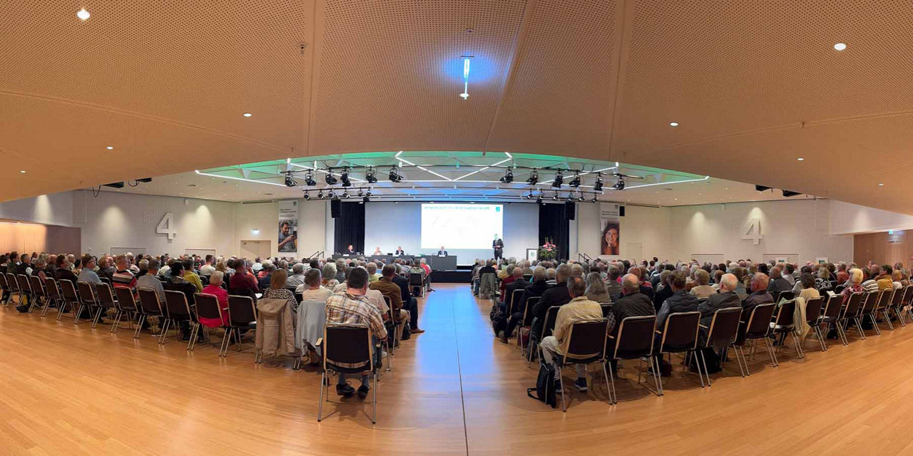 Mitglieder der Bank sitzen auf Stühlen im Saal des CCH in Hamburg