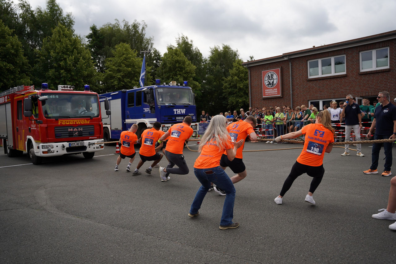 Team Volksbank Westerstede beim Tauziehen während der Stadtolympiade in Westerstede