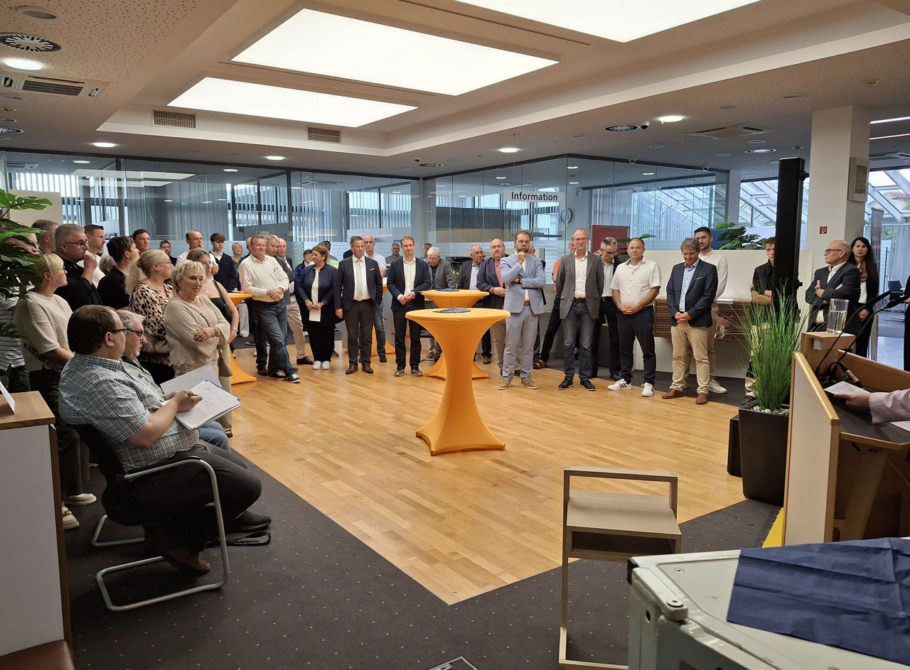 Bild der Ausstellungseröffnung „Gesellenstücke 2025“ der Schreiner-Innung Neckar-Odenwald