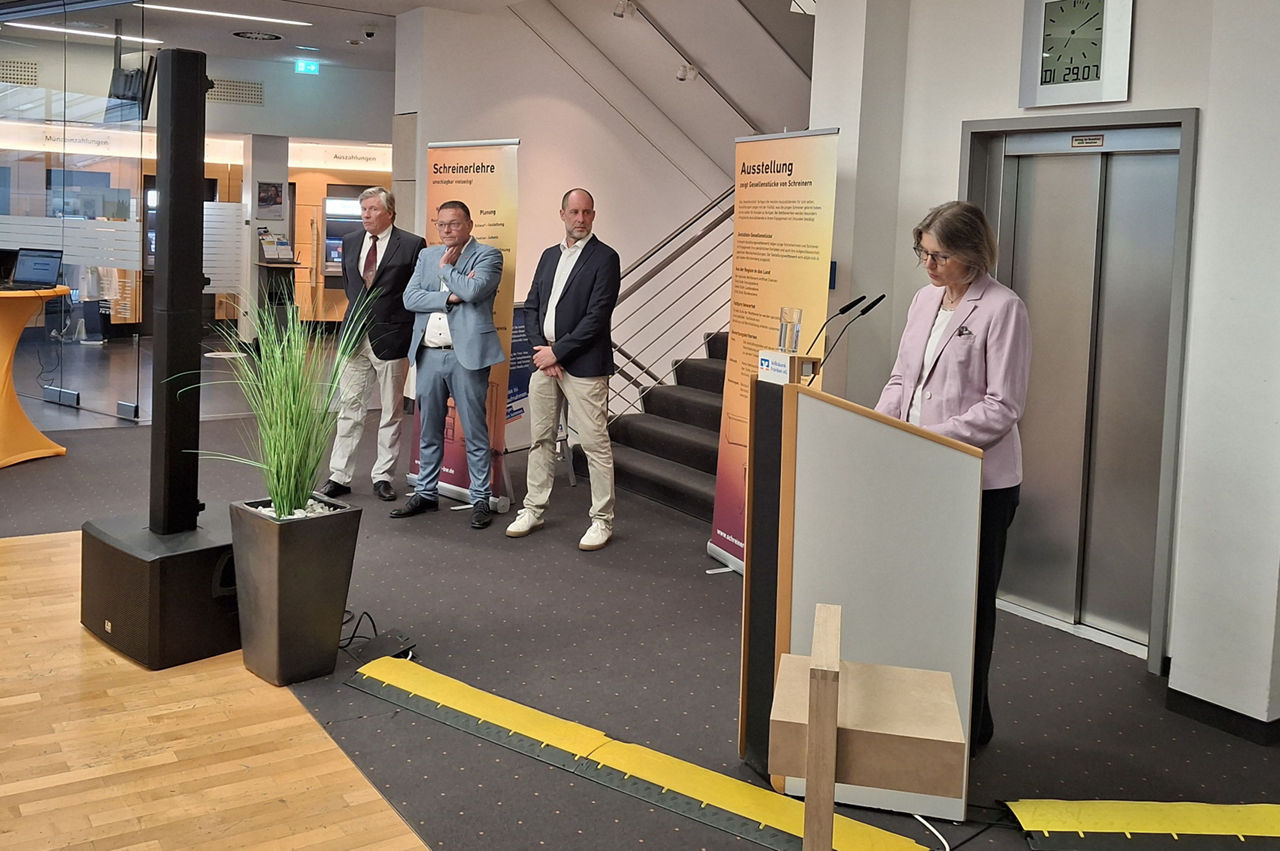 Bild der Ausstellungseröffnung „Gesellenstücke 2025“ der Schreiner-Innung Neckar-Odenwald