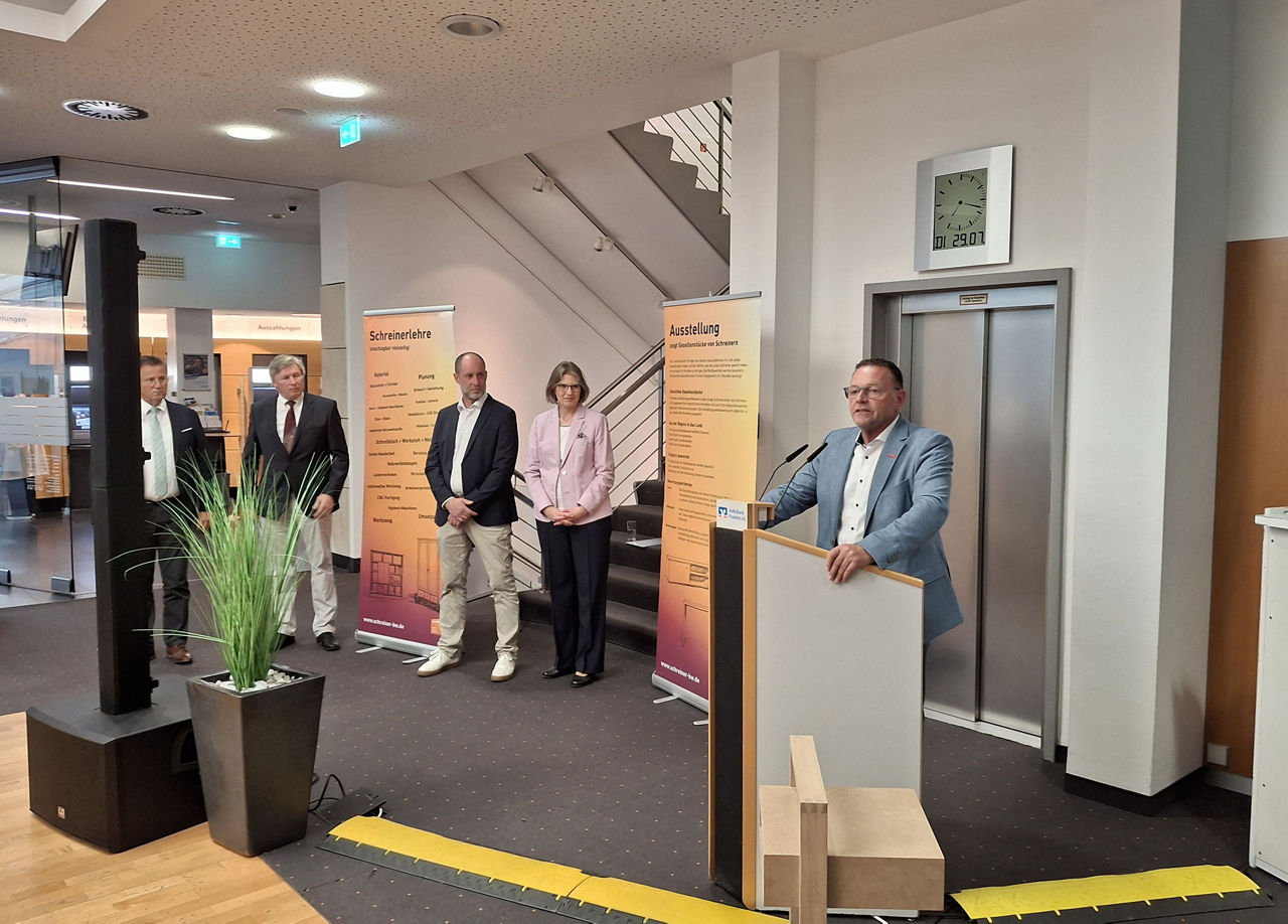Bild der Ausstellungseröffnung „Gesellenstücke 2025“ der Schreiner-Innung Neckar-Odenwald
