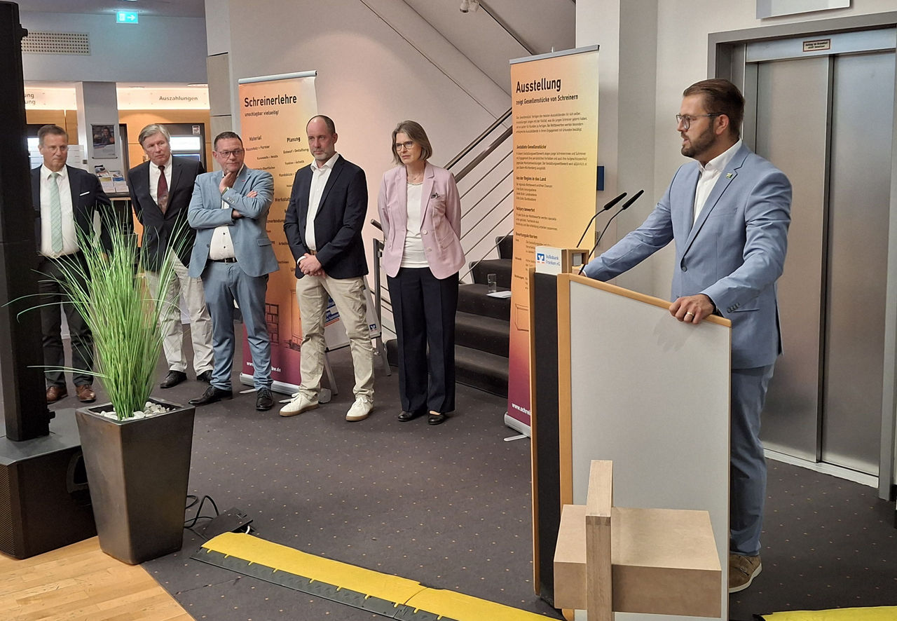 Bild der Ausstellungseröffnung „Gesellenstücke 2025“ der Schreiner-Innung Neckar-Odenwald