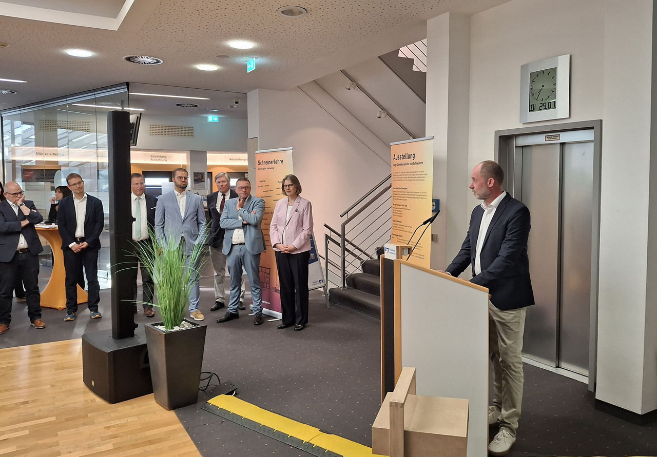 Bild der Ausstellungseröffnung „Gesellenstücke 2025“ der Schreiner-Innung Neckar-Odenwald